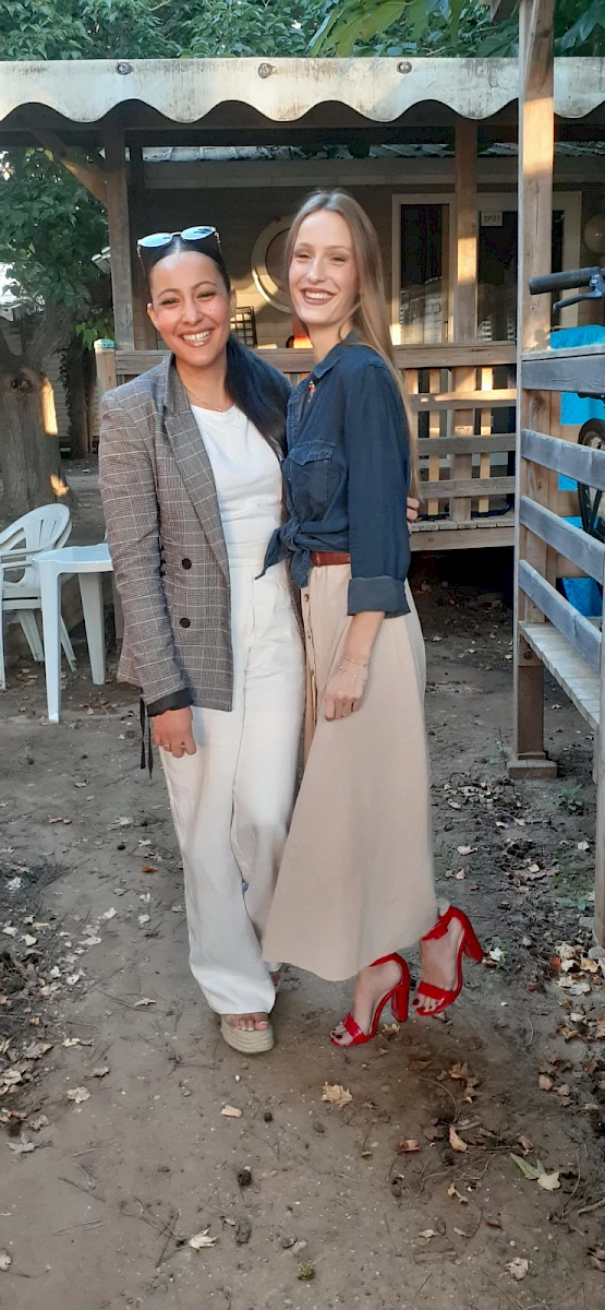 Les filles se préparent pour la soirée de clôture.