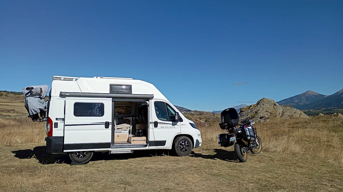 A Odeillo dans les Pyrénées Orientales. Visite du four solaire et des volontaires au comptage des migrateurs.